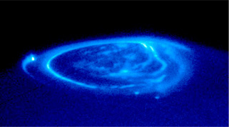 ハッブル宇宙望遠鏡によって撮影された木星オーロラの写真
